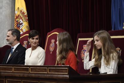 La reina Letizia habla con su hija Leonor, en el Congreso.