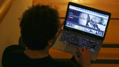 Un usuario entra en Netflix desde su ordenador.