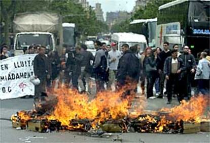 Los trabajadores de Miniwatt queman neumáticos ayer en la avenida Diagonal de Barcelona.