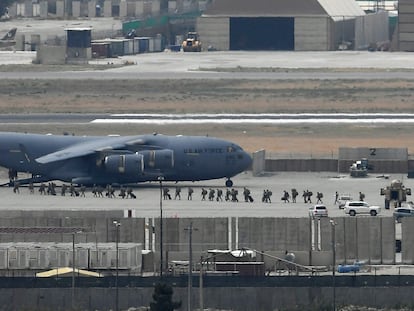 Soldados estadounidenses embarcando este lunes por la tarde de ayer en un avión de la Fuerza Aérea de EE UU en el aeropuerto de Kabul.