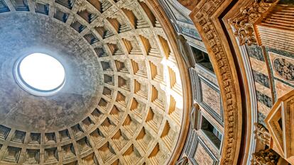 Vista de la inmensa cúpula del Panteón de Roma, con el hipnótico óculo por el que entran tanto la luz como la lluvia.