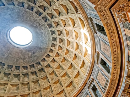 Vista de la inmensa cúpula del Panteón de Roma, con el hipnótico óculo por el que entran tanto la luz como la lluvia.