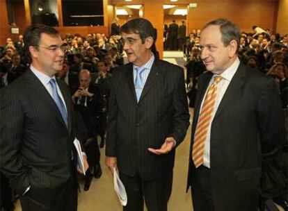 Sevilla (BBVA), a la izquierda; Olavarrieta (CECA) y Aríztegui, del Banco de España.