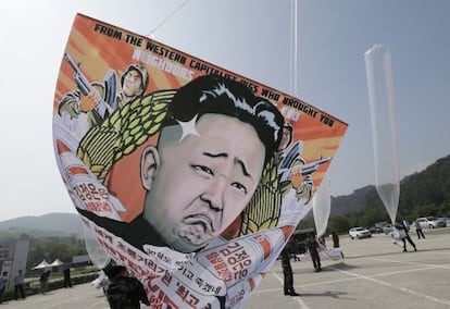 Desertors nord-coreans llancen globus contra el règim sobre el seu país natal.