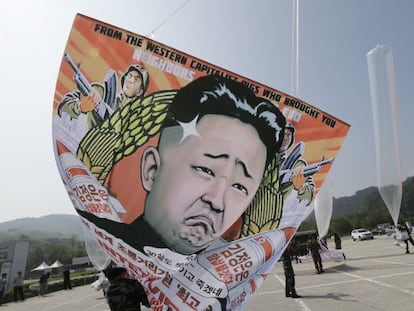 Desertors nord-coreans llancen globus contra el règim sobre el seu país natal.