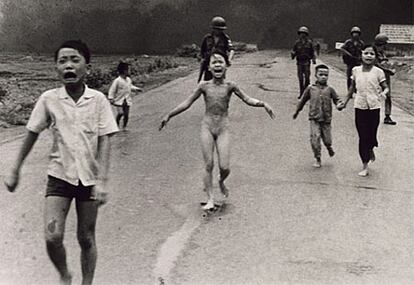 Es la imagen que encierra el horror de la generación que vivió la guerra de Vietnam. Esta instantánea cambió la percepción que el mundo tenía de aquella guerra. El 8 de junio de 1972, un avión survietnamita bombardeó con napalm la población de Trang Bang. Kim Phuc tenía nueve años y corrió con su ropa en llamas. Allí estaba con su cámara Nick Ut, que vio cómo la niña gritaba "¡Demasiado calor!" con su vestido ya consumido. Tras pasar 17 operaciones y varios injertos de piel, hoy Kim Phuc ha creado una fundación para ayudar a los niños víctimas de la guerra y ha sido embajadora de buena voluntad de la Unesco.