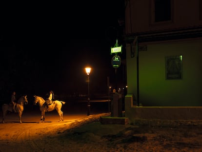 José Joaquín y su hija Saray, vecinos de Sevilla, durante un paseo a caballo por la aldea de El Rocío, en el término municipal de Almonte.