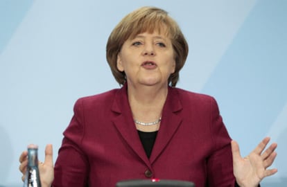 Angela Merkel anuncia a la prensa la paralización temporal de las centrales nucleares alemanas anteriores a 1980.