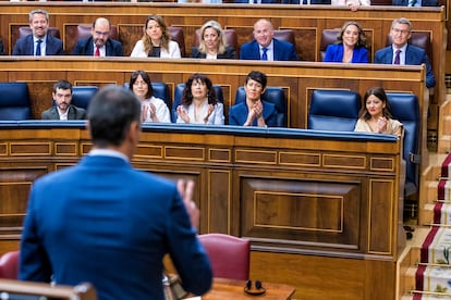 El presidente del Gobierno, Pedro Sánchez, responde al jefe de la oposición, Alberto Núñez Feijóo, durante la sesión de control de este miércoles.