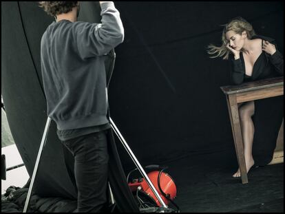 La actriz Kate Winslet, en una de las imágenes del 'making of' del Calendario Pirelli. Las sesiones de fotos de las 15 protagonistas deo The Cal se llevaron a cabo entre mayo y junio de este año en cinco lugares diferentes, Berlín, Los Ángeles, Nueva York, Londres y la playa francesa de Le Touquet.