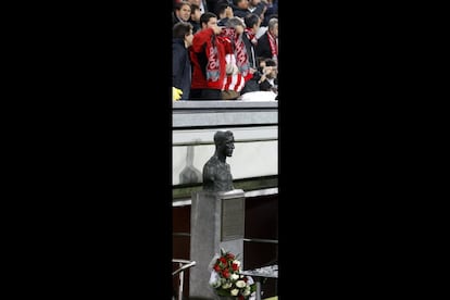 Ofrenda floral al busto de Rafael Moreno &quot;Pichichi&quot;, momentos antes del partido de Liga entre el Athletic de Bilbao y el Celta de Vigo disputado esta noche en el nuevo estadio de San Mam&eacute;s.