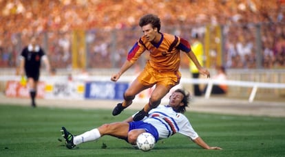 Laudrup sale de un regate ante Mannini.