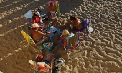 Reunión sobre la arena de la playa de La Caleta, en Cádiz, donde se encuentra el Balneario de la Palma.