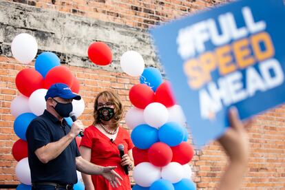 El candidato demócrata al senado Mark Kelly y su esposa, la excongresista Gabrielle Giffords, fotografiados durante un mitin en Phoenix, Arizona, en octubre de 2020.