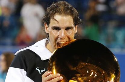 Nadal muerde el trofeo de Abu Dabi.