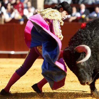 Luis Francisco Esplá, que ayer se despedía de Sevilla, en su primer toro de la tarde.