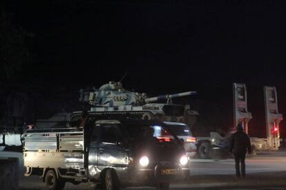 Vehículos del Ejército turco cruzan a la provincia siria de Idlib cargados de tanques y blindados este domingo.