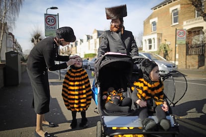 A partir de la Edad Media en las comunidades judías se acostumbra a representar la historia de Purim en lo que se conoce como Purim Shpil y de esta tradición ha derivado la celebración de Purim como un carnaval. En la imagen, una familia judía durante las celebraciones en Londres (Inglaterra).