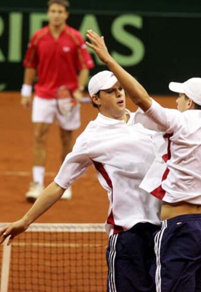 Los gemelos Bryan se abrazan, eufóricos, tras su sencillo triunfo sobre Juan Carlos Ferrero y Tommy Robredo.