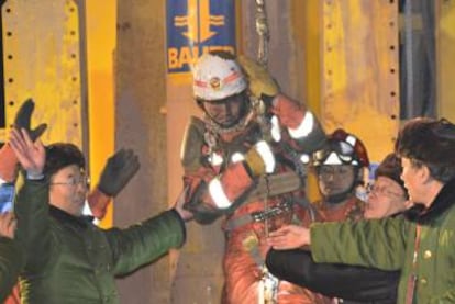 Un equipo rescata a uno de los trabajadores atrapados en la una mina de Pingyi.