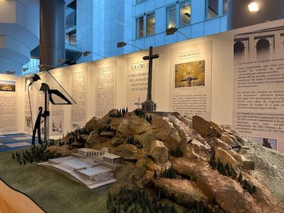 Imagen de la exposición organizada por Vox en la Eurocámara dedicada al Valle de los Caídos bajo el título 'La Cruz como símbolo de las raíces cristianas'.