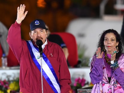 Daniel Ortega, con su esposa y vicepresidenta, Rosario Murillo, en enero de 2022 en Managua en la toma de posesión de un nuevo mandato presidencial.