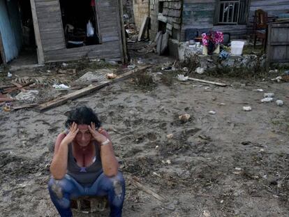 Una mujer, el pasado 11 de septiembre frente a su casa da&ntilde;ada tras el paso del hurac&aacute;n Irma en Isabela de Sagua, Cuba.