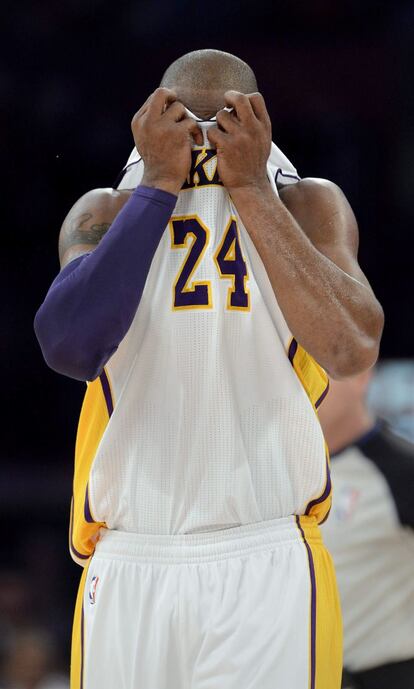 Kobe Bryant se lamenta, durante el partido ante Utah Jazz