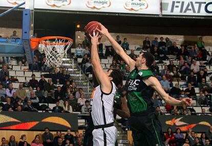 Mumbrú, a la izquierda, en el partido contra el Joventut.