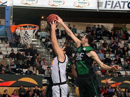 Mumbrú, a la izquierda, en el partido contra el Joventut.