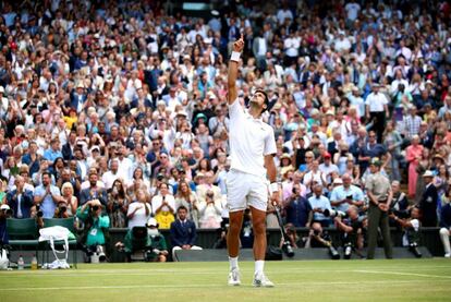 Djokovic celebra su triunfo contra Federer en la pista central de Wimbledon, en Londres.