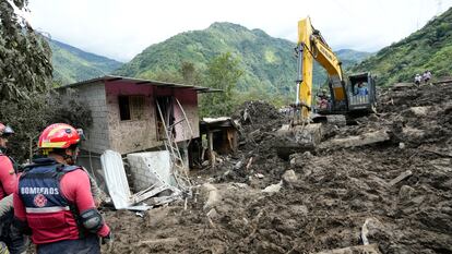 Una retroexcavadora trabaja en sitio del deslizamiento, el 17 de junio.