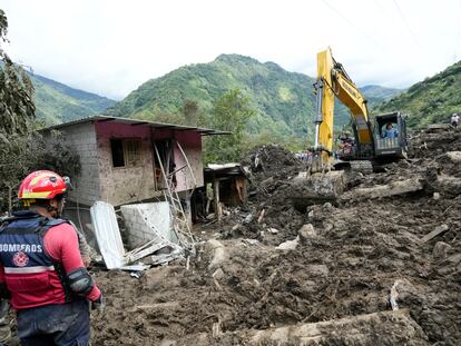 Una retroexcavadora trabaja en sitio del deslizamiento, el 17 de junio.