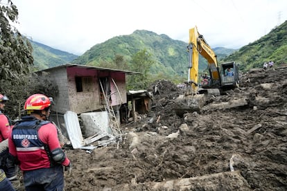 Una retroexcavadora trabaja en sitio del deslizamiento, el 17 de junio.