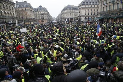 Pese a la menor movilización, París volvía a tener el aspecto de una ciudad en estado de sitio: vehículos blindados en las calles, 8.000 miembros de las fuerzas de seguridad movilizados, bancos y comercios con sus fachadas recubiertas con planchas de madera. En la imagen, manifestantes de los 'chalecos amarillos' reunidos durante la protesta en la plaza de la Ópera de París.