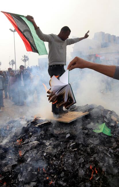 Habitantes de Bengasi queman ejemplares de 'El Libro Verde' de Gadafi, que contiene el catálogo ideológico del presidente libio.