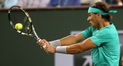 Nadal golpea un revés ante Federer. 