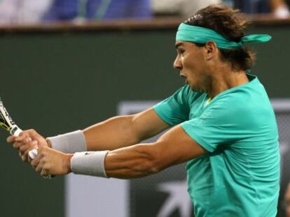Nadal golpea un revés ante Federer.