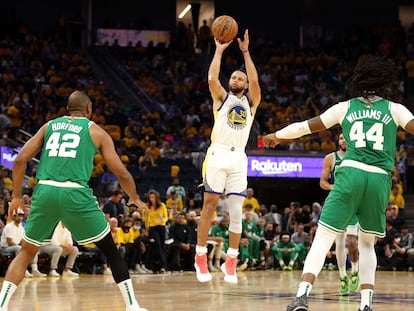 Stephen Curry lanza un triple ante la mirada de Al Holford (izquierda) y Robert Williams III de Boston Celtics.