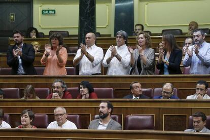 Los diputados de ERC aplauden la intervención de su compañero Joan Tardá en la segunda sesión del debate de investidura del candidato del PP.