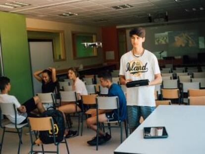 Un estudiante maneja un dron.