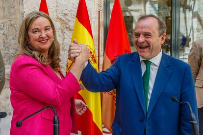 Los números uno de las candidaturas del PP y de Vox en Burgos el 28-M, Cristina Ayala y Fernando Martínez-Acitores, tras firmar este jueves el acuerdo de coalición para el gobierno municipal.