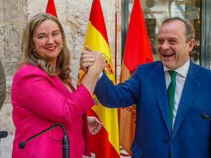 Los números uno de las candidaturas del PP y de Vox en Burgos el 28-M, Cristina Ayala y Fernando Martínez-Acitores, tras firmar este jueves el acuerdo de coalición para el gobierno municipal.