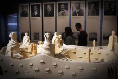 Maqueta de La Pedrera y fotografía de los siete arquitectos que exponen sus construcciones junto a la de Gaudí.