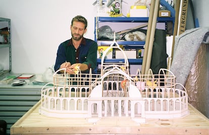 Petrit Halilaj con la maqueta de su instalación escultórica en el Palacio de Cristal de Madrid. |