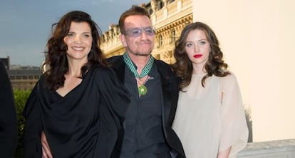 El cantante Bono  en la ceremonia acompa&ntilde;ado de su mujer y su hija