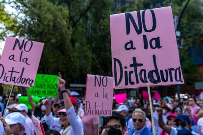 La propuesta del presidente que plantea entregar menos recursos a los partidos políticos, elegir a los legisladores en un sistema de listas electorales y que la selección de los consejeros electorales del INE y los magistrados del Tribunal Electoral se haga por votación directa de los ciudadanos.