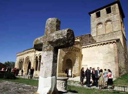 San Miguel Arcángel, en Sotosalbos, destacada iglesia del románico segoviano con una sola nave, torre y pórtico en el lado sur.