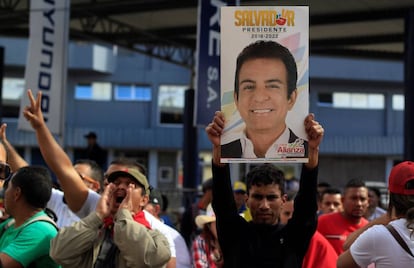 Seguidores de Nasralla frente a la sede del Tribunal Electoral en Tegucigalpa