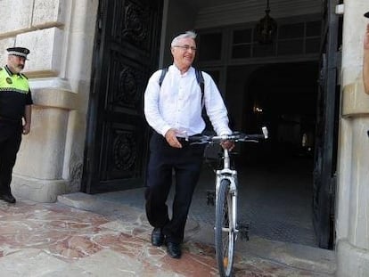 Joan Ribó, alcalde de Valencia, sale del Ayuntamiento con la bicicleta con la que suele desplazarse